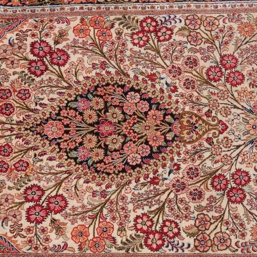 Ghom-Seide Ghom丝绸

Z Persia，约1980年。 纯丝绒材料。在米色领域的祈祷龛（mihrab）下面有一个花形柠檬奖章，周围是各种变化的装&hellip;