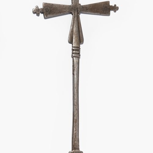 SEGENSKREUZ 祝福的十字架

埃塞俄比亚，18世纪。 铁制，雕刻和打孔。精美的爪形十字架，带斜柄。底板上有一个顶盖。观赏性的装饰。高32.5厘米。

&hellip;