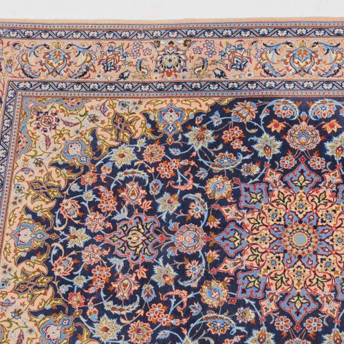 Isfahan 伊斯法罕

Z波斯，约1980年。 软木羊毛绒材料，丝绸经线。优雅的午夜蓝中心领域包含一个圆形的星形奖章，有浅蓝色的花萼和2个流线，周围有密集的&hellip;