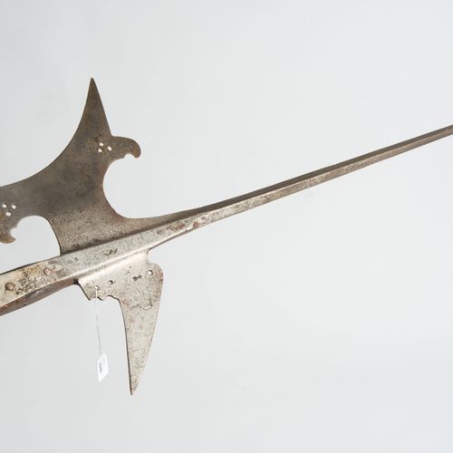 Halbarte 半胡须

意大利北部（米兰？），16世纪下半叶。 铁质，有非常细长的方尖，倾斜的斧刃，凹陷的镰刀形切削刃，以及两个三通穿孔。喙钩的四分之一面印&hellip;