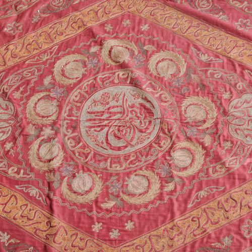 Osmanisches Tuch Osmanisches Tuch

Türkei, um 1900. Im roten Feld des seidenen T&hellip;