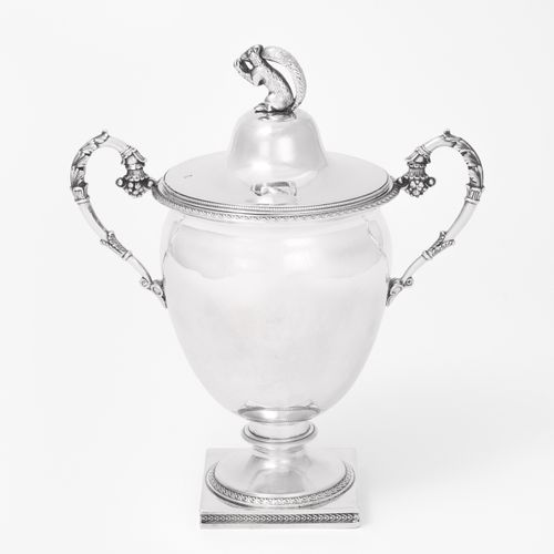 Zuckerdose, Paris 糖碗，巴黎

1819-1838年。银质。硕士标记J.A. Cressend。椭圆体，方脚上有凸起的把手。带松鼠的盖子旋钮。&hellip;
