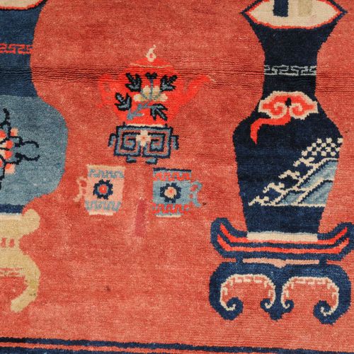 Pao-Tao Pao-Tao

S-Mongolei, um 1930. Auf lachsfarbenem Grund figurieren 3 Tisch&hellip;