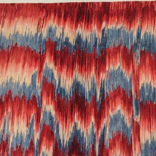 Ghashghai-Sumach 加什海-苏马赫

波斯南部，约1980年。 平织品上的精美针法。一件优雅、当代和现代的作品。浅蓝色、白色和红色的互锁线装饰性地&hellip;