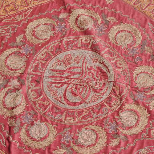 Osmanisches Tuch 奥特曼布

土耳其，约1900年。 在丝绸布的红色领域中，用阿拉伯字符装饰的黄色边框形成了一个华丽的钻石奖章，里面覆盖着奥斯曼&hellip;