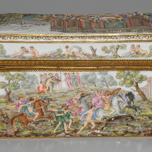 Meissen, Capodimonte-Schatulle Meissen, Capodimonte casket.

Porcelain (1st choi&hellip;