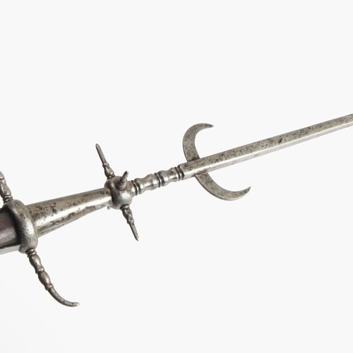 Spetum 斯贝特姆

意大利，17世纪上半叶。 方形刀刃，带刺的新月形护钩。在插座的底部有一个带有四个十字形打击钉的结点，在插座边缘的下方有两个拧着的撕裂钩&hellip;