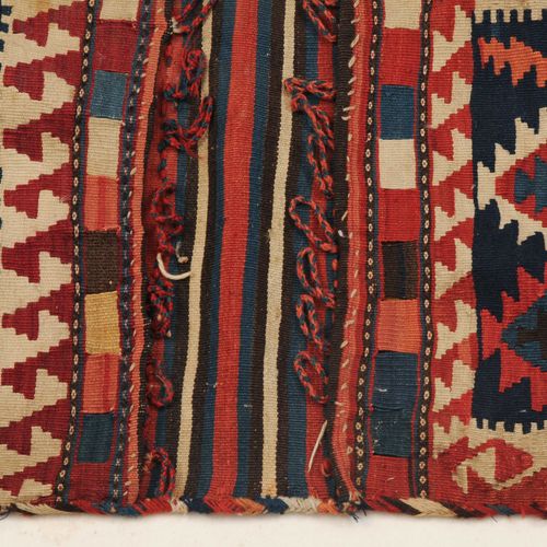 Shahsavan-Tasche 沙赫萨万包

波斯西北部，约1910年，平织品。午夜蓝色的正方形主场上布满了各种颜色交替的阶梯状钻石，两边是红白相间的跑狗边。&hellip;
