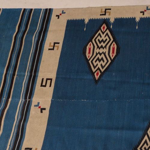 Navajo-Kelim 纳瓦霍-凯利姆

Z-America，约1900年。 优雅的当代作品。由3个板块组成的艺术作品。一个红、白、黑三色的钻石奖章躺在浅蓝色&hellip;