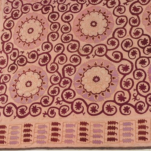 Suzani 苏萨尼

乌兹别克斯坦，约1930年，3块板上的针线活。在奶油色的地面上横向排列着有效的花卉徽章，两侧是装饰性的扭曲的叶子卷须，图中有水平排列的行&hellip;