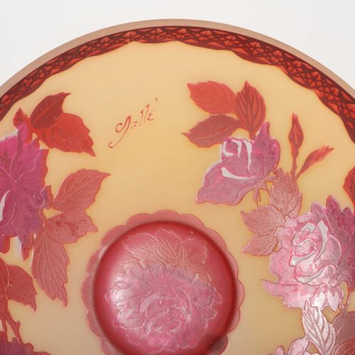 Emile Gallé, Schale 埃米尔-加莱，碗

南希，20世纪初。 高度蚀刻的签名。无色玻璃，外面覆盖着黄色，里面是红色。高度蚀刻的花卉装饰，在有光&hellip;