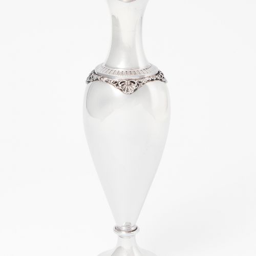Vase 花瓶

意大利，20世纪，银质空白栏杆形式，有叶子边框。保证标记，纯度800。 高31厘米，重约402克。

- 使用的痕迹。