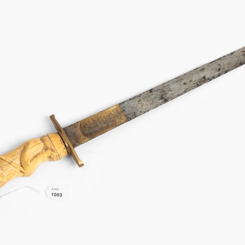 Hirschfänger 猎鹿人

德国/荷兰，约1750年。 精雕细琢的骨质剑柄，呈坐狮状。简单的铜质轴套。索林根单刃刀，有中心点和后缘，以及在forte上有&hellip;