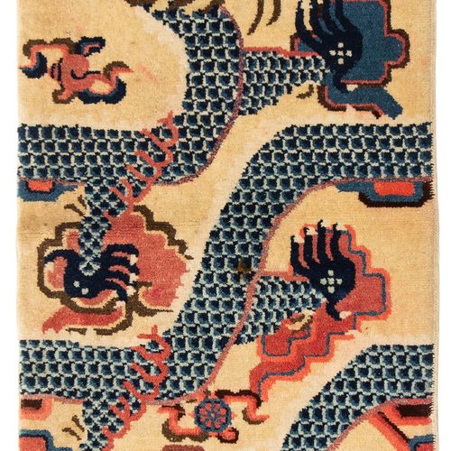 Pao-Tao Pao-Tao

Z Mongolie, vers 1940, tapis à colonnes. Un fond jaune montre u&hellip;