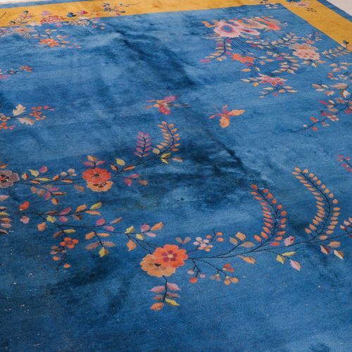 Nicols 尼科尔斯

中国，约1930年。 饰有叶子和花朵的枝条向侧面伸出，在浅蓝色的地面上，里面有时尚的花链和蝴蝶的装饰。宽大的黄色边框上有装饰性的花朵，&hellip;