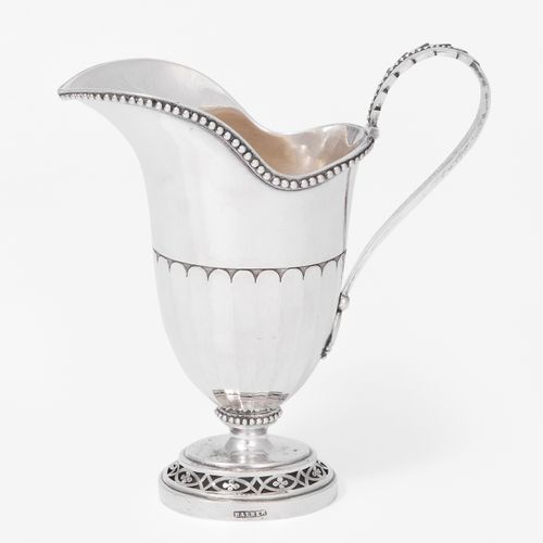 Milchkännchen, Zürich 牛奶罐，苏黎世

18世纪末。 银色。硕士标记约翰内斯-巴尔伯。椭圆形，部分穿孔的脚，身体有头盔状的嘴和凸起的把手。&hellip;
