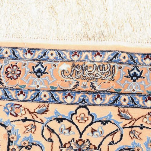 NAÏN 纳恩

Z波斯，约1980年。 软木羊毛和丝绸绒毛材料，（4拉）。中央上方有签名 "Iran Nain Habibian"。非常优雅和不寻常的作品。5&hellip;