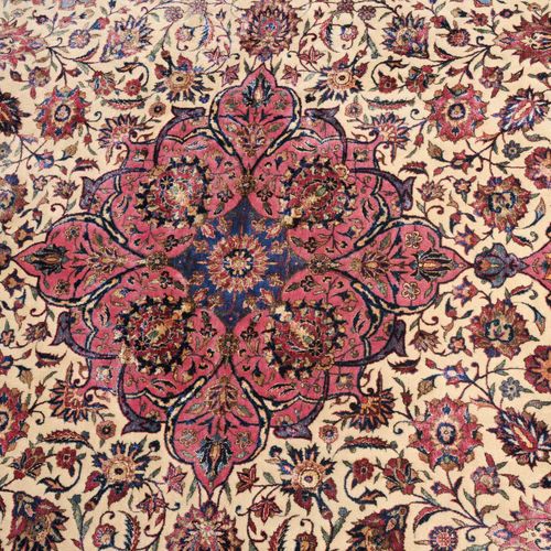 KASHAN Kashan

Z Perse, vers 1910. Velours de laine de liège, fleurs en soie. Le&hellip;