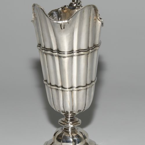 Helmkanne, Augsburg 头盔壶，奥格斯堡

约1725-30年，银质。硕士标记 Johann Jakob Schoap I.圆形，桶形脚，壶身有&hellip;