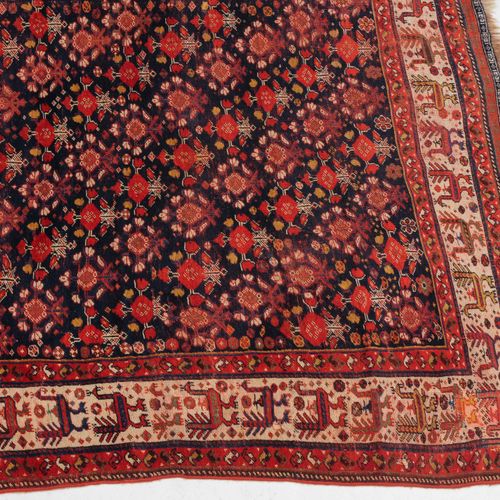 Ghashghai Ghashghai

波斯南部，约1900年，织得特别精细的地毯。后蓝色的中央场地上到处都是对角线排列的花行，无限重复。花哨的白色主边饰有风&hellip;
