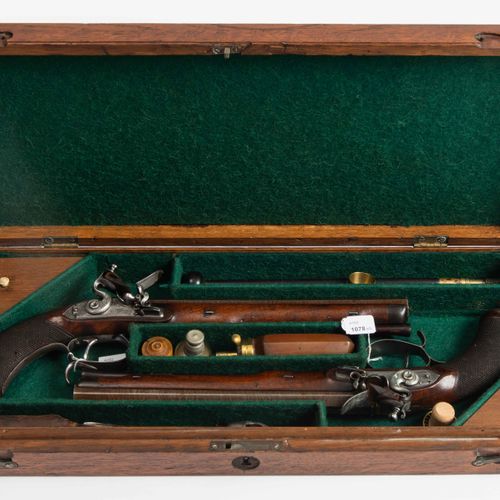Steinschloss-Duellpistolen-Paar im Kasten 一对装在箱子里的燧发枪决斗枪。

英国，约1790年。 大马士革带状蓝钢八角&hellip;