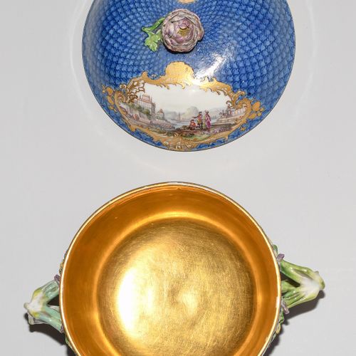 Meissen, Deckelterrine mit Unterschale Meissen, tureen with a lid and a saucer.
&hellip;