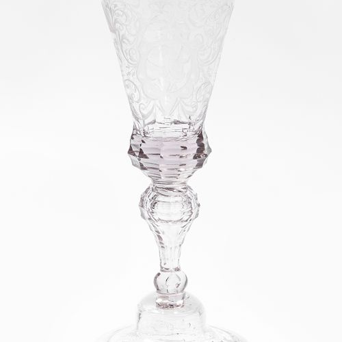 Böhmen, Pokal 波西米亚，高脚杯

18/19世纪，无色玻璃。切割装饰。带有垫切图案的茶杯。2个肖像框，两侧是2个普提，并以藤蔓为框架。高22,5厘&hellip;
