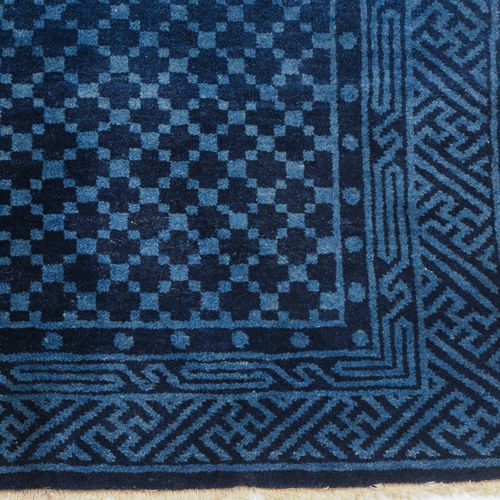 Pao-Tao 宝涛

蒙古南部，约1930年。 浅蓝色的地面上装饰着无限重复的深蓝色顶盖格子，边上是珍珠边，与卍字主边框相接。状况非常好。106x165厘米（&hellip;