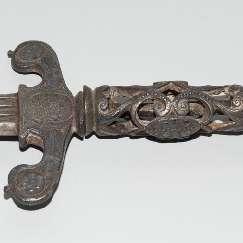 Linkhanddolch 左手匕首

西班牙/意大利风格，1650年左右。 根据旧的部分进行编排。深色的铜锈，有污点。嵌银铁柄，花瓶形剑柄。正面有一个戴头盔的&hellip;