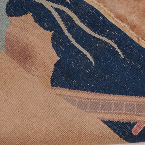 Peking 北京

中国，约1930年。 描绘大海的深蓝色边框具有特别的装饰性，有一艘帆船，岩石，一个有树木的海湾，一个拉长的桥和飞鸟。柔和的乳白色内场上有一&hellip;