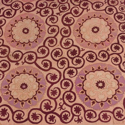Suzani 苏萨尼

乌兹别克斯坦，约1930年，3块板上的针线活。在奶油色的地面上横向排列着有效的花卉徽章，两侧是装饰性的扭曲的叶子卷须，图中有水平排列的行&hellip;