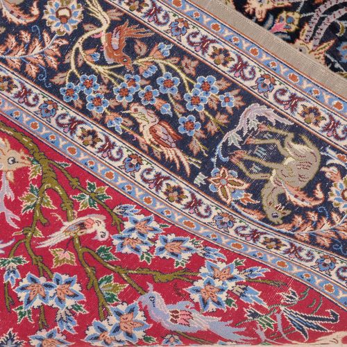 Isfahan 伊斯法罕

Z波斯，约1970年。 软木羊毛堆积材料，丝绸经线。红色领域显示了一个祈祷龛（mihrab）下面的一个装满鲜花的花瓶，两边是玫瑰藤、&hellip;