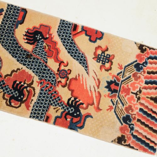 Pao-Tao 宝涛

Z 蒙古，约1940年，柱状地毯。黄地表现了一条有五只爪子的御龙和一颗许愿的珍珠，两边是作为装饰性填充图案的云带。山和水的边框构成了下半&hellip;