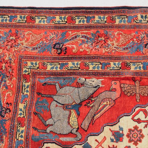 BIDJAR 毕加索

西波斯，约1900年。 一块具有罕见设计的超细绒毛地毯。非常具有装饰性的白色菱形场地上有各种色调的大花掌，以及几何花带。4个红色的角楣上&hellip;