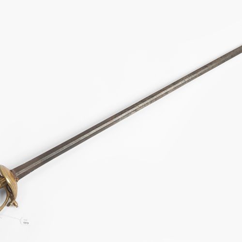 Offiziersdegen 官员的剑

法国，18世纪中叶。 黄铜刀柄上有纵向开槽的球状刀柄和铆钉；握柄护手和不对称的肾形护手上有凸起的尾巴。六角形截面的双刃&hellip;