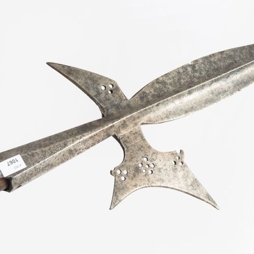 Partisanen-Halbarte 游击队的半条腿

南德，约1600年。 实心的矛状铁，有突出的中央脊和几个切割缺口。斧刃有凹陷的月牙形切削刃，并有该时期&hellip;