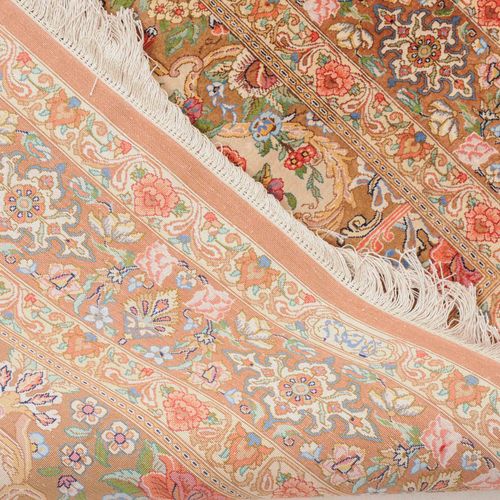 Ghom-Seide Ghom丝绸

Z-Persia，约1980年。 纯丝绒材料和经线。顶部中央有 "Ghom Resaie "的签名。罕见的金黄色地面上装饰&hellip;