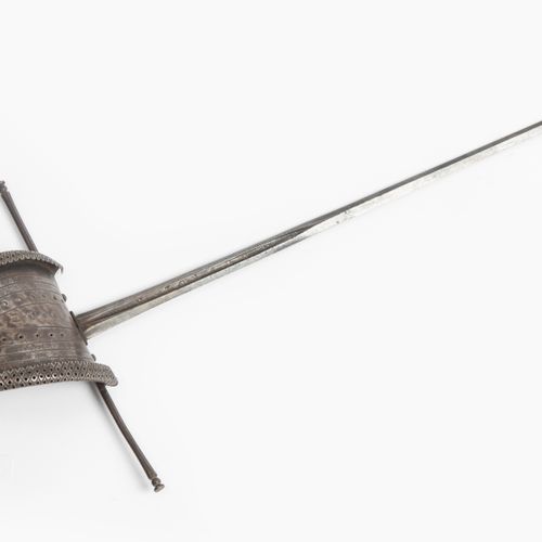 Linkhanddolch 左手匕首

意大利，17世纪的风格。 旧的和新的部分的结合。铁柄上有一个带棱角的切面球座和一个带破损边缘的年轻刺刀。钢丝包裹的枪柄上&hellip;