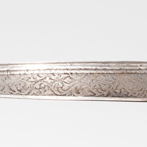 Khyber-Messer 开伯尔刀

阿富汗，19世纪。 刀柄上有腿部的鳞片（在四分之一面断裂）和白色金属的星形握柄套。双凹槽的T型刀刃上刻有花纹，并在第三面&hellip;