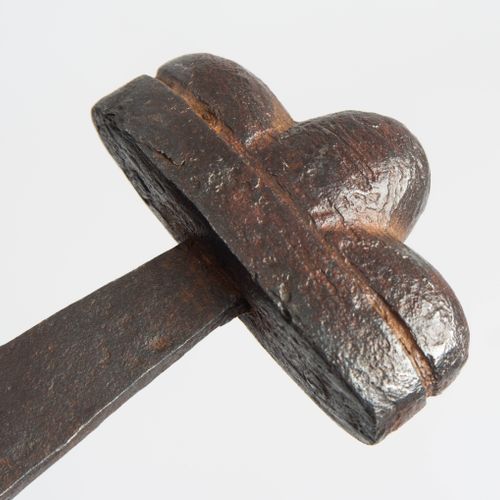Wikingerschwert 维京人的剑

斯堪的纳维亚，9/10世纪的风格。 结构清晰的精制铁柄，直的鞍座杆和真实的三驼鞍座冠。松动的羽绒服。密集精炼钢的双&hellip;