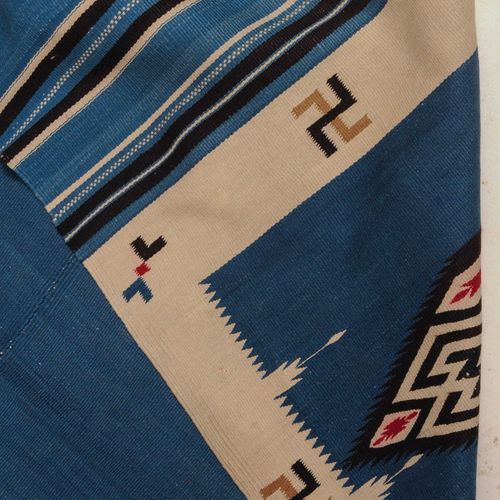 Navajo-Kelim 纳瓦霍-凯利姆

Z-America，约1900年。 优雅的当代作品。由3个板块组成的艺术作品。一个红、白、黑三色的钻石奖章躺在浅蓝色&hellip;