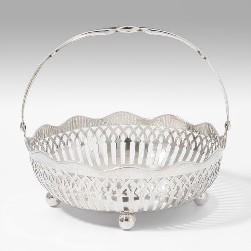 HENKELSCHALE Handle bowl

Hanau, early 20th century. Silver. Master's mark Seybo&hellip;