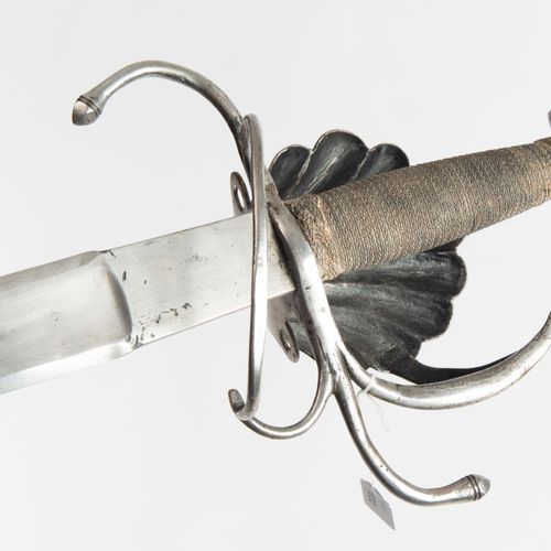 Degen 剑

奥地利施蒂里亚州，17世纪。 根据旧部件整理。铁制枪柄，带有金字塔形的鞍座和贝壳形的护手（"辛克莱尔枪柄"）；钢丝包裹的握把。16世纪后期的双&hellip;