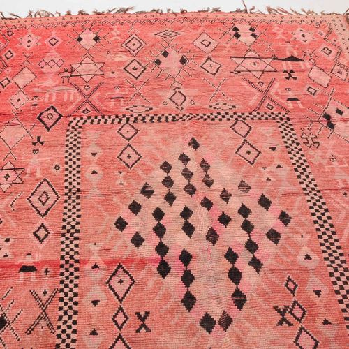 Marokko 摩洛哥

摩洛哥北部，阿特拉斯山脉，约1940年。 一件当代和现代的作品，在淡红色的地面上有各种棋盘式的钻石、几何星形的花朵和风格化的人物表现。&hellip;
