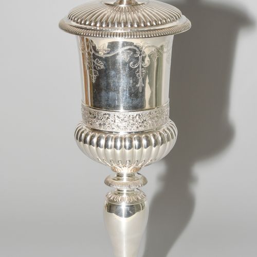 Deckelpokal, Bern 有盖高脚杯，伯尔尼

1820年左右，银质，内部镀金。Rehfues研讨会。圆底，带栏杆轴，圆柱形圆顶，带藤蔓楣，并有装饰性&hellip;