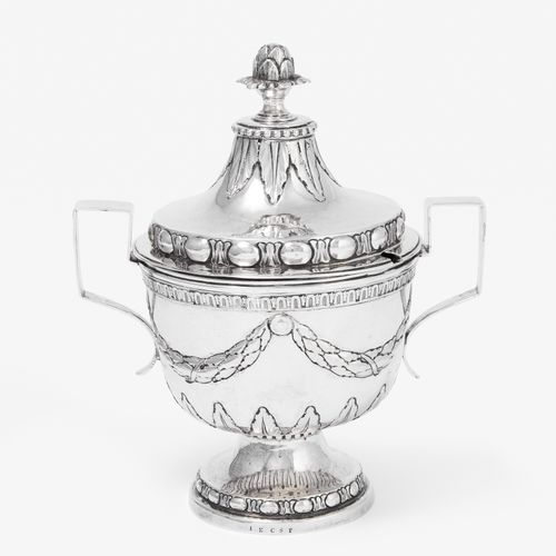 Zuckerdose, Stockholm 糖碗，斯德哥尔摩

1762-95。银质。硕士标记拉尔斯-博耶。圆型，圆形底座上有涡流把手，凸起的盖子上有花苞把手。&hellip;