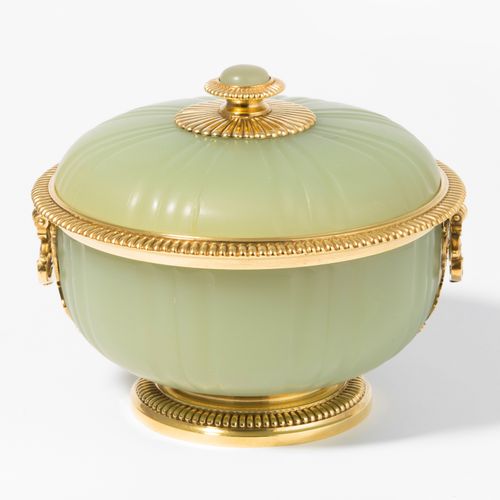 Deckelschale 有盖碗

巴黎，19世纪末，主体为不透明的绿色玻璃，镶有镀金银。硕士标记G。Boin-Taburet。圆型，带圆顶盖的立环。涡旋形的把&hellip;