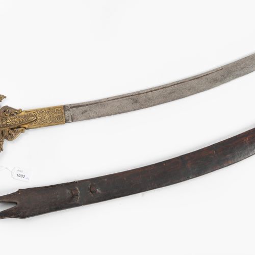 Kurzsäbel, Kastane 短马刀，铸币

锡兰，18/19世纪。 精雕细琢的黄铜剑柄，剑座为神话中的龙头形状。巨大的单刃刀，有一个后尖和两个狭窄的凹&hellip;