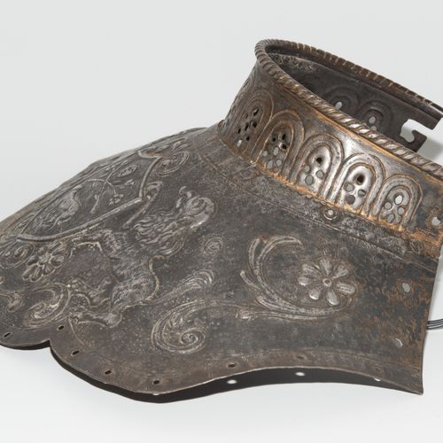 Prunk-Harnischkragen 炫目的盔甲领

碎片，德国/瑞士，17世纪上半叶。 轻质、硬化的钢板，材料厚度小于1毫米；铜的残余。可能是一个军官的军&hellip;