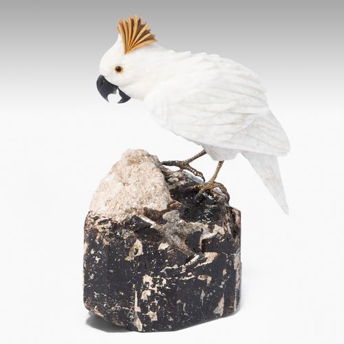 Tierfigur: Kakadu 动物形象：凤头鹦鹉

伊达尔-奥伯斯坦，20世纪。 一个由白色白云石切割而成的完整雕塑的鹦鹉。在棕色-米色碧玺的底座上。高2&hellip;